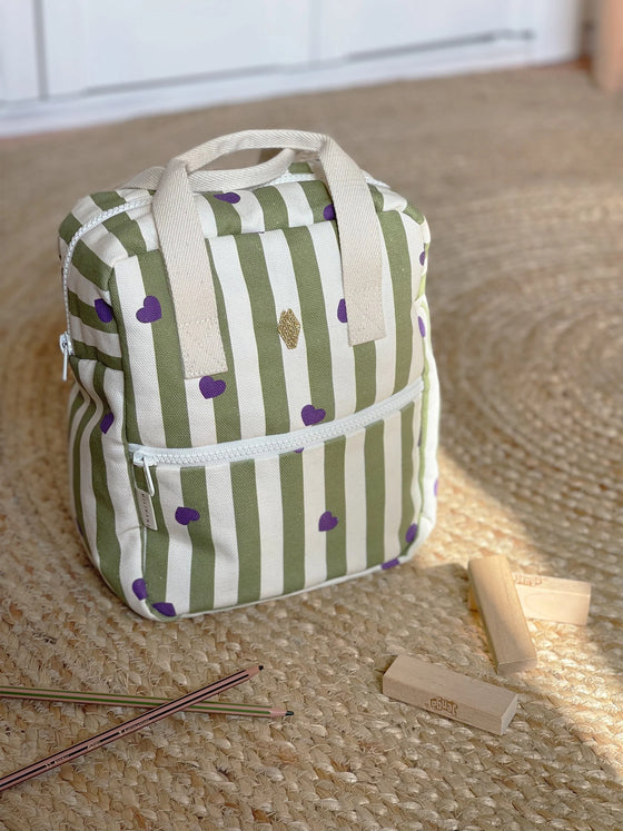 Ce sac à dos Noé absolument trop craquant de la marque&nbsp;Milinane&nbsp;est parfait pour que votre mini puisse y glisser sa gourde, sa boite à gouter, son jouet préféré et même plus !