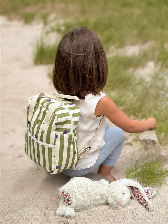 Ce sac à dos Noé absolument trop craquant de la marque&nbsp;Milinane&nbsp;est parfait pour que votre mini puisse y glisser sa gourde, sa boite à gouter, son jouet préféré et même plus !