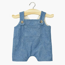  Salopette en jean clair Antonin pour poupée 34-38 cm – vêtement pour poupée Minikane en denim bleu léger