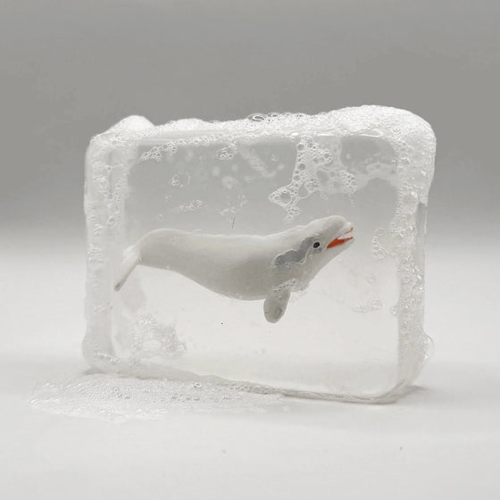 Savon transparent pour enfant avec figurine béluga surprise à l’intérieur