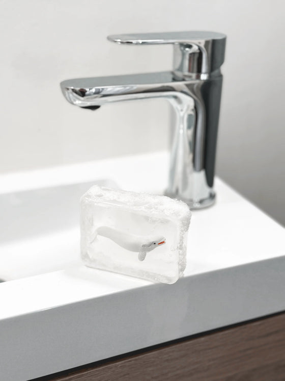 Savon transparent pour enfant avec figurine béluga surprise à l’intérieur
