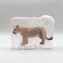  Savon transparent pour enfant avec figurine lionceau beige surprise à l’intérieur