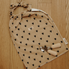 Serviette de cantine personnalisable en gaze de coton beige à motifs cœurs Atelier Wagram