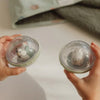 Set de 2 balles rotatives en PVC pour le bain des enfants, collection Little Farm, marque Little Dutch. Jouet d'éveil pour bébé. Développe la coordination main-oeil.