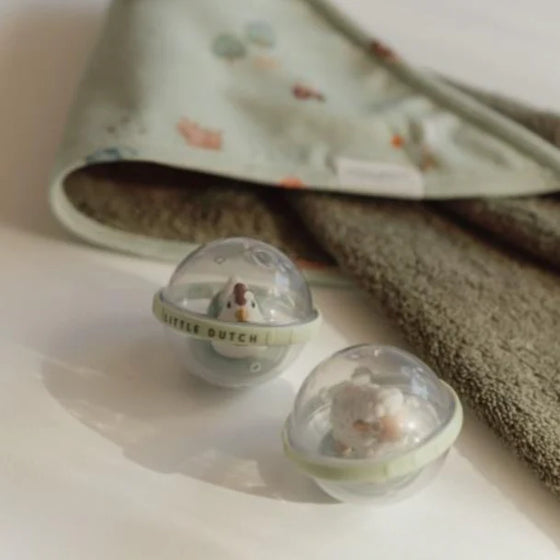 Set de 2 balles rotatives en PVC pour le bain des enfants, collection Little Farm, marque Little Dutch. Jouet d'éveil pour bébé. Développe la coordination main-oeil.