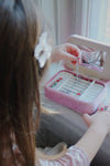Coffret bijoux enfant Konges Slojd boîte rose ouverte avec bijoux fantaisie
