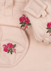 Set puériculture poupée Cameo Rose Konges Slojd avec bavoir, lange et couche