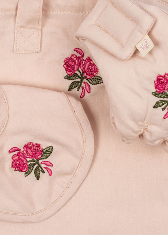 Set puériculture poupée Cameo Rose Konges Slojd avec bavoir, lange et couche