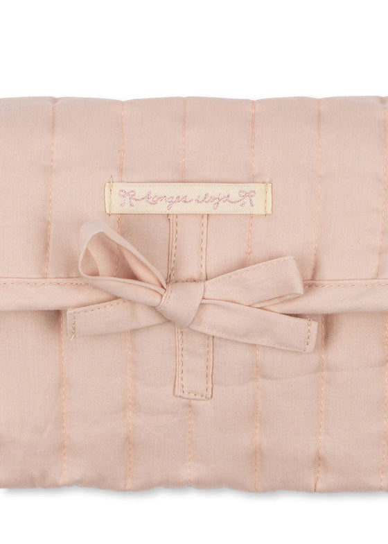 Set puériculture poupée Cameo Rose Konges Slojd avec bavoir, lange et couche