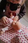 Set puériculture poupée Rosie Rose Konges Slojd avec bavoir, couche et lange