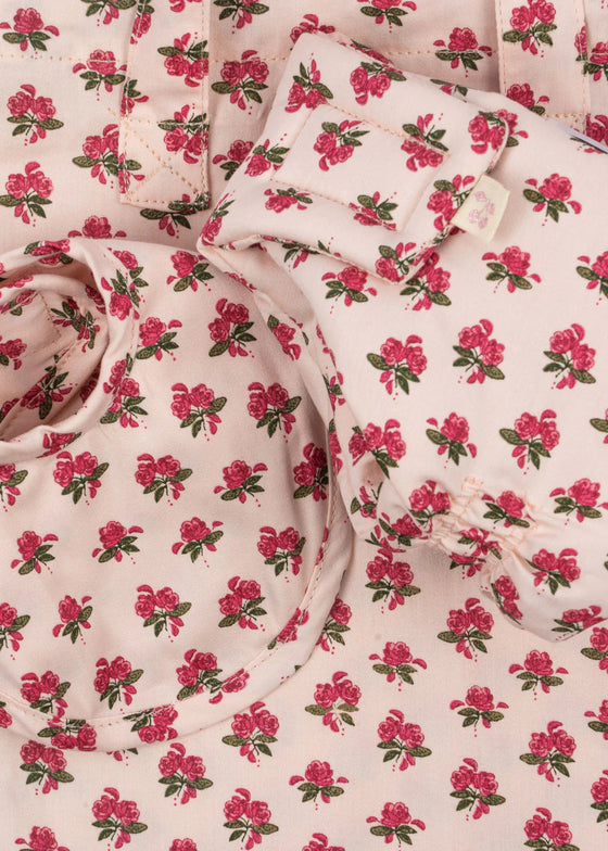Set puériculture poupée Rosie Rose Konges Slojd avec bavoir, couche et lange