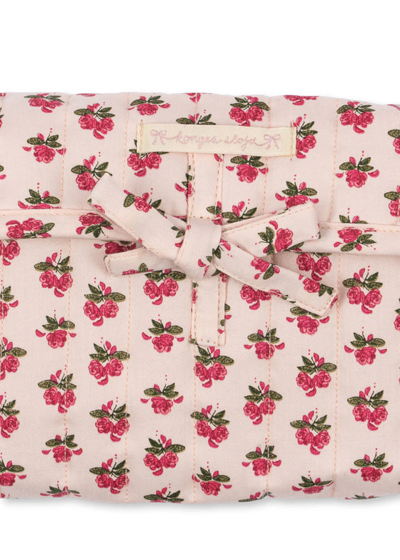 Set puériculture poupée Rosie Rose Konges Slojd avec bavoir, couche et lange