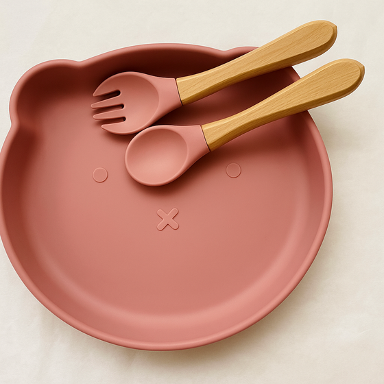 Set repas bébé silicone ours vieux rose avec cuillère et fourchette bois et silicone Les Petits Citrons.