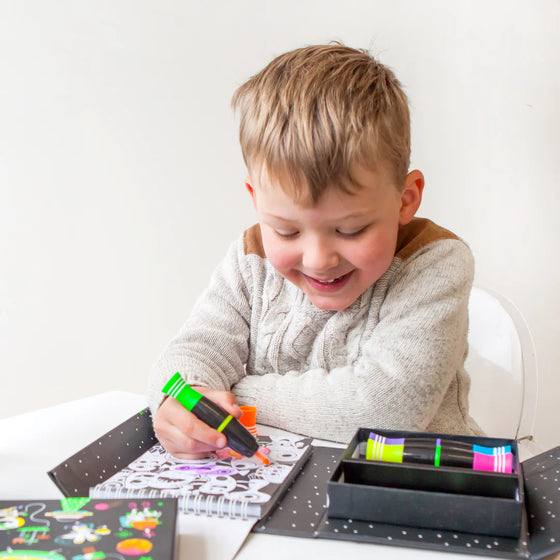 Set de coloriage fluorescent Outer Space Tiger Tribe pour enfants – Ma Biche concept store