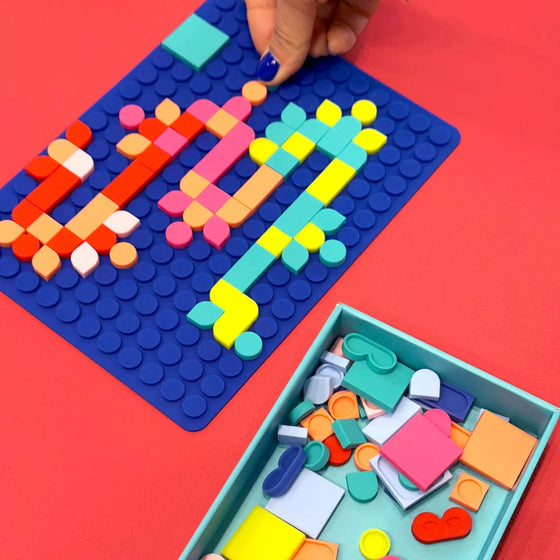 Jeu créatif SiliPop Mosaic Art bleu Super Petit avec tuiles colorées en silicone à assembler