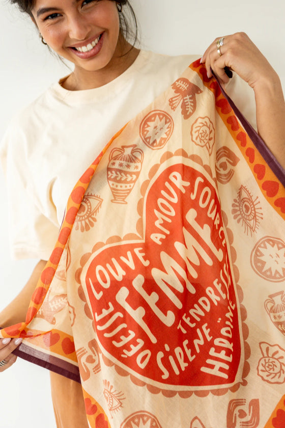 Petit foulard carré Mamavida Mummy Fire Apaches – cœurs rouges et bord bordeaux