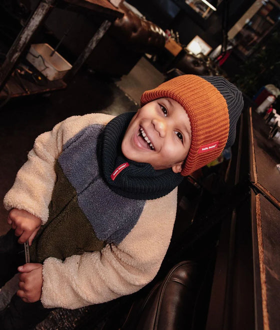 Snood enfant Hello Hossy Cocoon Blacky noir tricoté avec doublure douce blanche