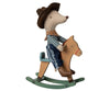 Souris Maileg cowboy avec chapeau, sur cheval à bascule en bois