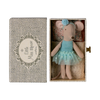 Souris danseuse Maileg Petite Sœur en robe bleue avec lit Daybed dans sa boîte