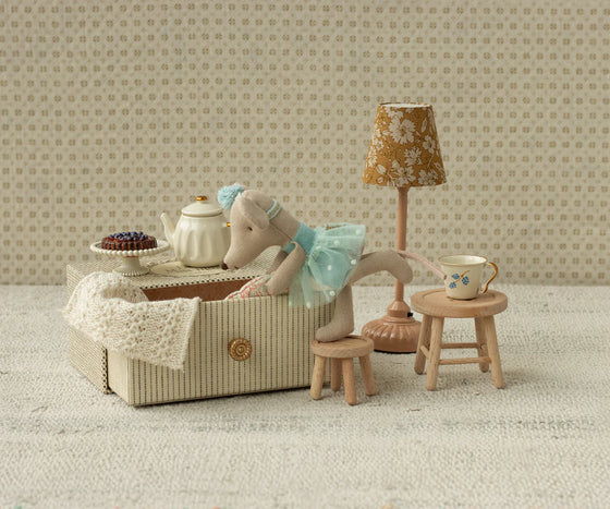 Souris danseuse Maileg Petite Sœur en robe bleue avec lit Daybed dans sa boîte