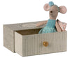 Souris danseuse Maileg Petite Sœur en robe bleue avec lit Daybed dans sa boîte
