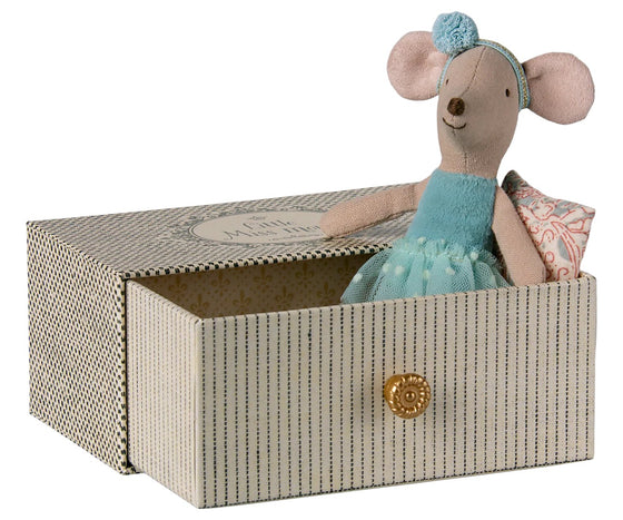 Souris danseuse Maileg Petite Sœur en robe bleue avec lit Daybed dans sa boîte