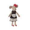 Souris Gouvernante Maileg joliment apprêtée avec robe noire, tablier blanc, chaussures rouges et fleur dans les cheveux