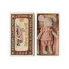 Souris grande sœur Maileg en boîte allumettes avec pyjama rose à pois