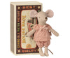 Souris grande sœur Maileg en boîte allumettes avec pyjama rose à pois