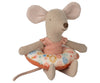 Souris Maileg Petite Sœur avec bouée à fleurs – jouet textile 11 cm