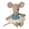 Souris Maileg Petite Sœur avec bouée à pois multicolores – jouet textile 11 cm