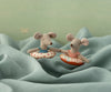 Souris Maileg Petite Sœur avec bouée à pois rouges – jouet textile 11 cm