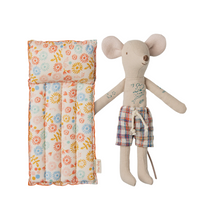  Souris Papa Maileg en maillot de bain avec matelas fleuri – jouet textile 17 cm