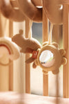 Spirale d’activités bébé Jollein Kangaroots avec peluches suspendues et arc-en-ciel