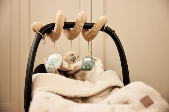 Spirale d’activités bébé en tissu thème voiture On the Go – Jollein, jouet sensoriel pour poussette, cosy ou arche