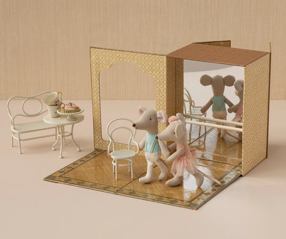 Studio de danse Maileg avec petite sœur et petit frère souris, miroir et barre de danse