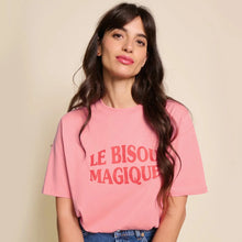  T-shirt femme en coton biologique framboise avec message "Le Bisou Magique" – Émoi Émoi