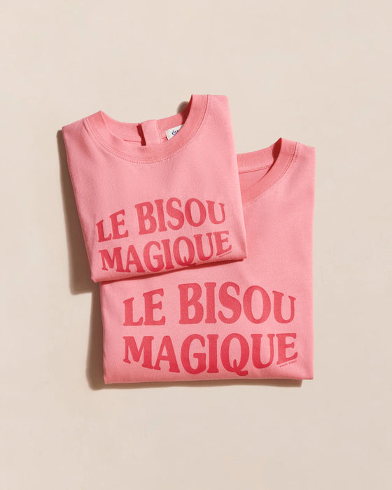 T-shirt femme en coton biologique framboise avec message "Le Bisou Magique" – Émoi Émoi