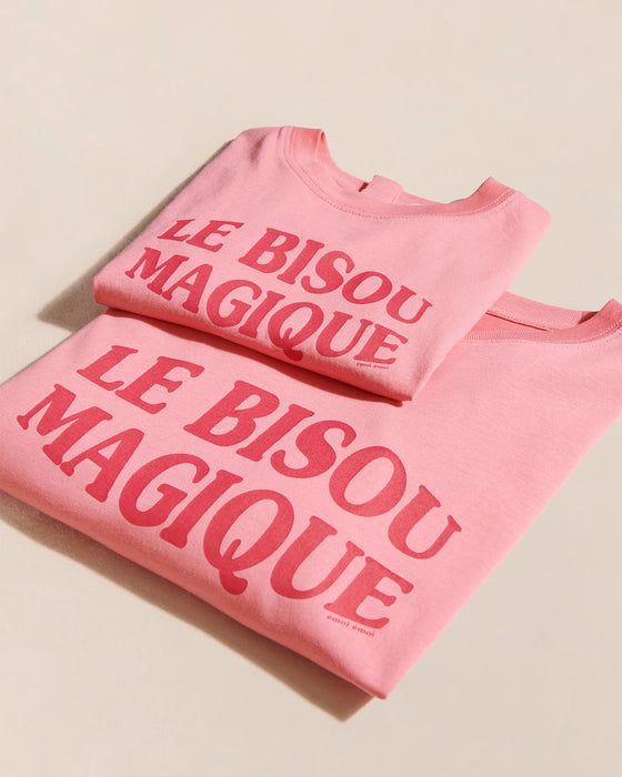T-shirt femme en coton biologique framboise avec message "Le Bisou Magique" – Émoi Émoi