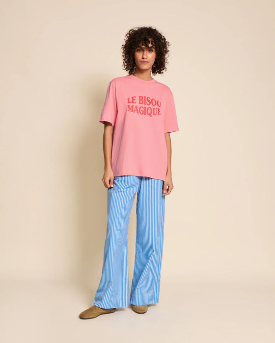 T-shirt femme en coton biologique framboise avec message "Le Bisou Magique" – Émoi Émoi