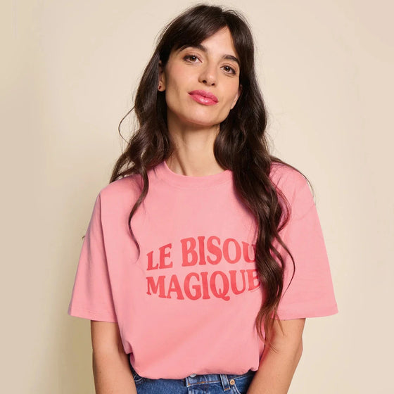 T-shirt femme en coton biologique framboise avec message "Le Bisou Magique" – Émoi Émoi