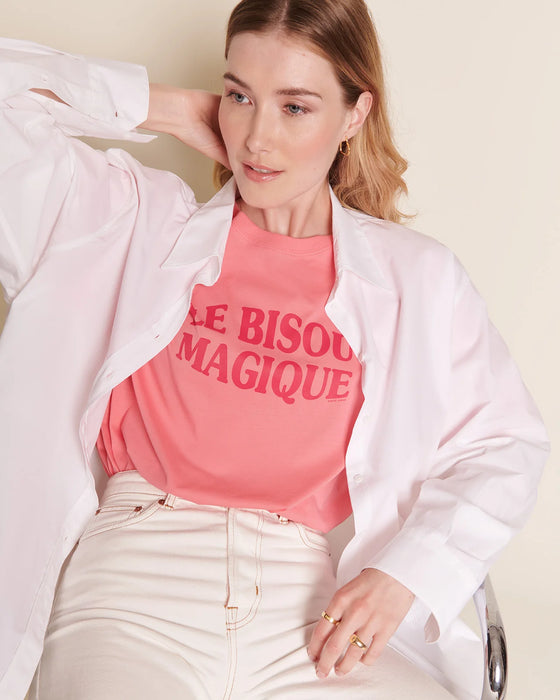 T-shirt femme en coton biologique framboise avec message "Le Bisou Magique" – Émoi Émoi