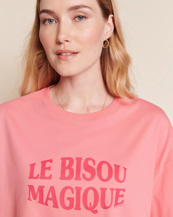 T-shirt femme en coton biologique framboise avec message "Le Bisou Magique" – Émoi Émoi
