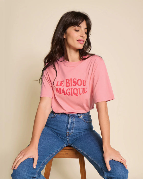 T-shirt femme en coton biologique framboise avec message "Le Bisou Magique" – Émoi Émoi