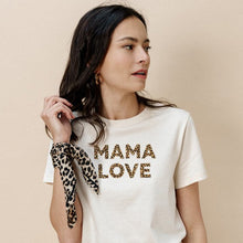  T-shirt femme écru MAMA LOVE avec inscription léopard – idée cadeau mode pour maman stylée