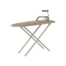  Table à repasser miniature Maileg avec housse fleurie et fer à repasser – accessoire maison de poupée
