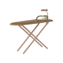  Table à repasser miniature Maileg avec housse fleurie et fer à repasser – accessoire maison de poupée