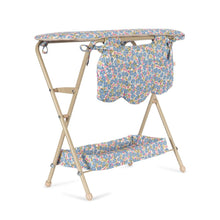 Table à langer Fleur Rosier pour poupées Konges Slojd avec étagère et housse fleurie bleue