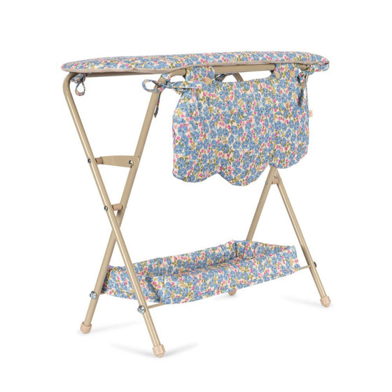 Table à langer Fleur Rosier pour poupées Konges Slojd avec étagère et housse fleurie bleue