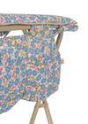 Table à langer Fleur Rosier pour poupées Konges Slojd avec étagère et housse fleurie bleue